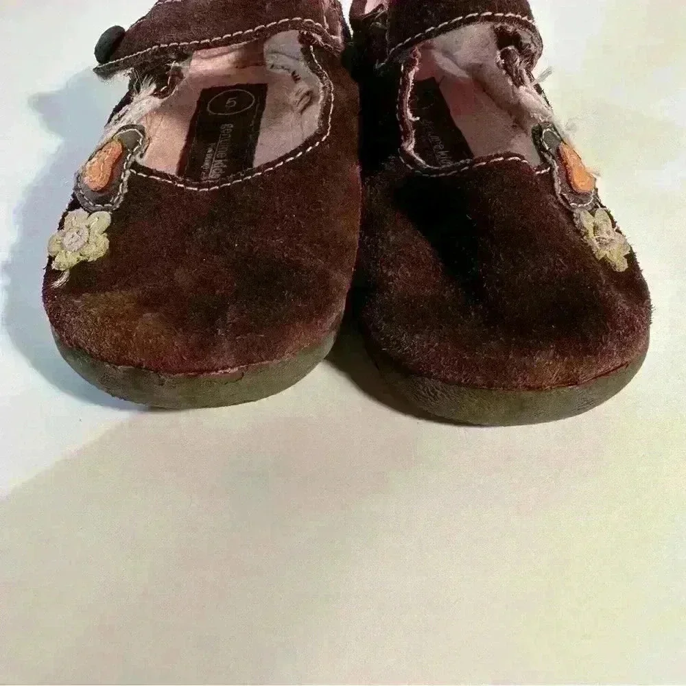 GENUINE KIDS FROM OSHKOSH GIRL SHOES 5 BROWN SUEDE MARY JANES W/FLOWERS